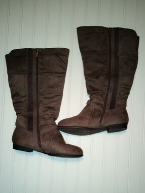 Women's Tall Brown Suede Riding Boots / Size 9 Wide